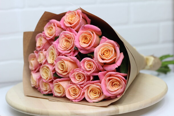 Букет из 19 роз, артикул F1084605 - 4200 рублей, доставка по городу. Flawery - доставка цветов