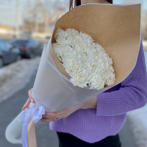 Букет из 21 гвоздики, артикул F1109858 - 4900 рублей, доставка по городу. Flawery - доставка цветов