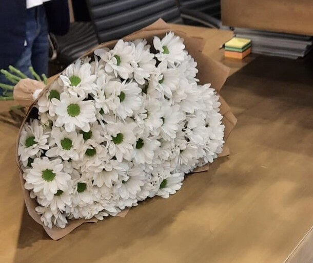 Букет из 15 ромашковых хризантем, артикул F1112006 - 6100 рублей, доставка по городу. Flawery - доставка цветов