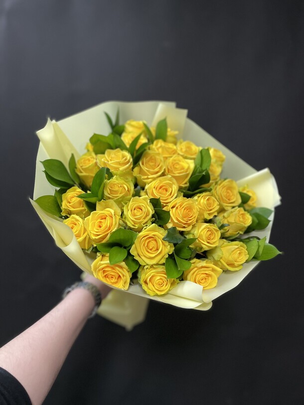 Букет из 29 розы, артикул F1112014 - 6000 рублей, доставка по городу. Flawery - доставка цветов