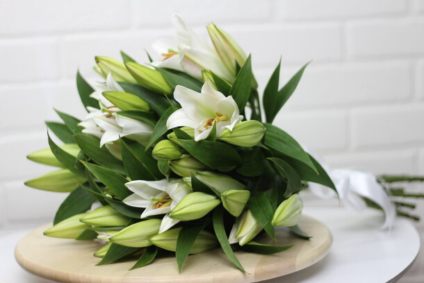 Букет из 9 лилии, артикул F1118308 - 8600 рублей, доставка по городу. Flawery - доставка цветов