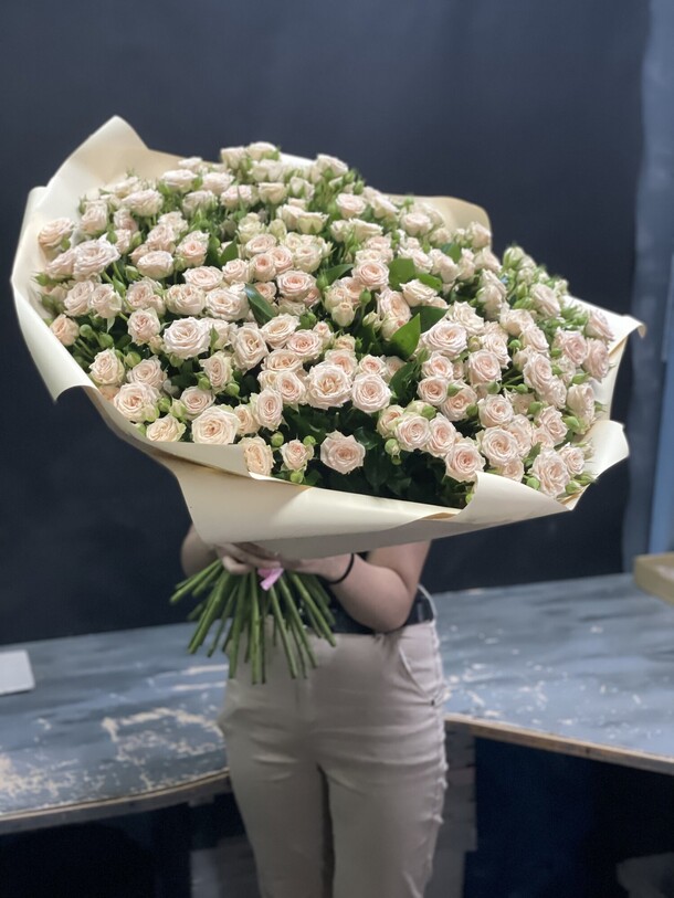 Букет из 49 кустовых роз, артикул F1131922 - 29000 рублей, доставка по городу. Flawery - доставка цветов