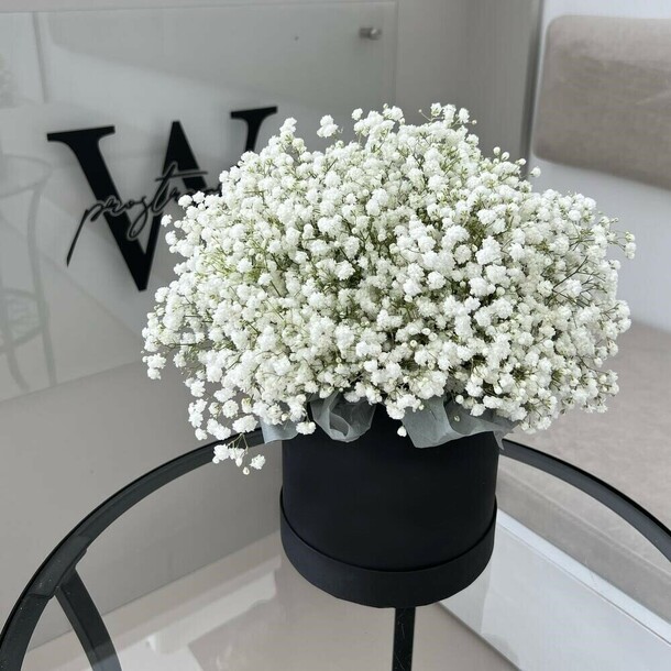 Букет из гипсофилы в коробке, артикул F1159901 - 5200 рублей, доставка по городу. Flawery - доставка цветов