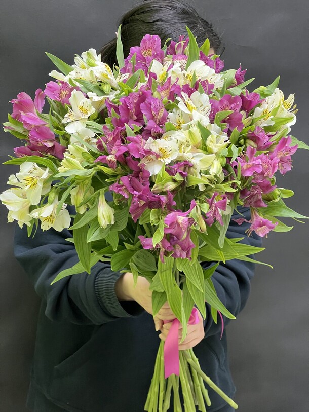 Букет из 19 микс альстромерий, артикул F1191063 - 4200 рублей, доставка по городу. Flawery - доставка цветов