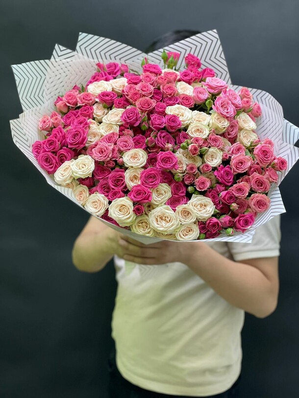 Букет из кустовых роз 🩷, артикул F1192754 - 15000 рублей, доставка по городу. Flawery - доставка цветов