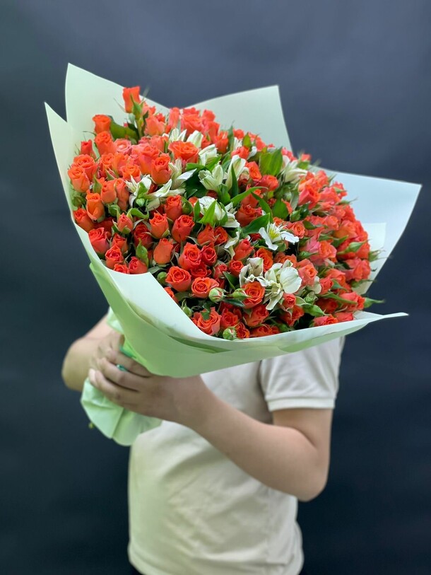 Букет из ярких оранжевых кустовых роз 🧡, артикул F1192755 - 14500 рублей, доставка по городу. Flawery - доставка цветов