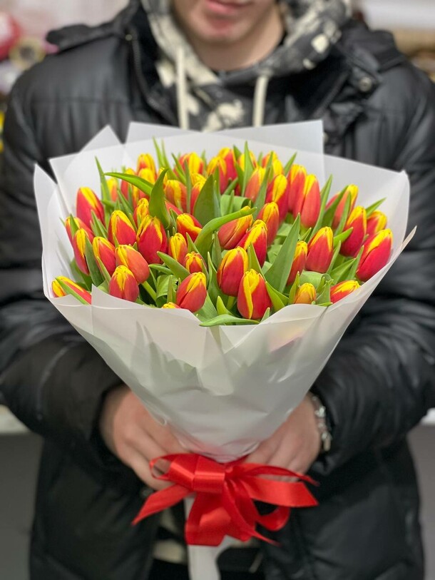 Букет из 51 тюльпанов, артикул F1260281 - 11500 рублей, доставка по городу. Flawery - доставка цветов