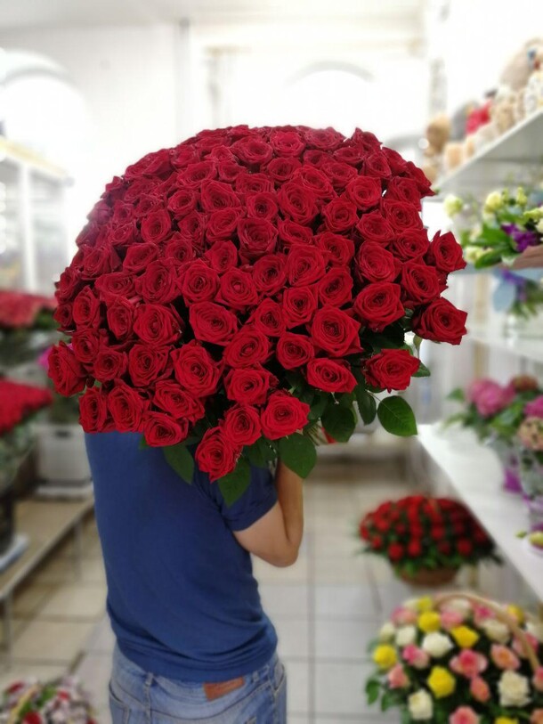 Букет из 101 розы в ленте, артикул F21913 - 14000 рублей, доставка по городу. Flawery - доставка цветов