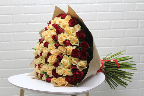 Букет из 101 микс роз в крафте, артикул F21964 - 17500 рублей, доставка по городу. Flawery - доставка цветов