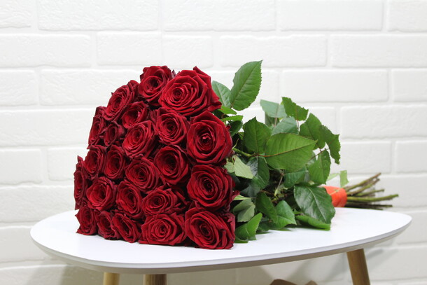 Букет из 25 красных роз в ленте, артикул F21965 - 5300 рублей, доставка по городу. Flawery - доставка цветов