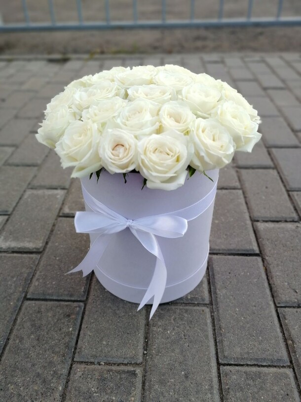 25 белых роз в коробке, артикул F21966 - 6100 рублей, доставка по городу. Flawery - доставка цветов