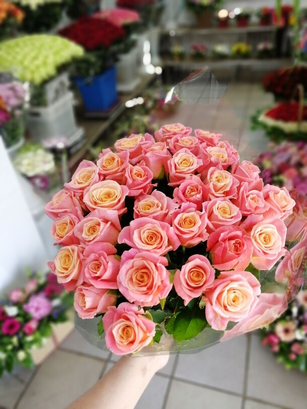 Букет из 35 роз, артикул F21968 - 8100 рублей, доставка по городу. Flawery - доставка цветов