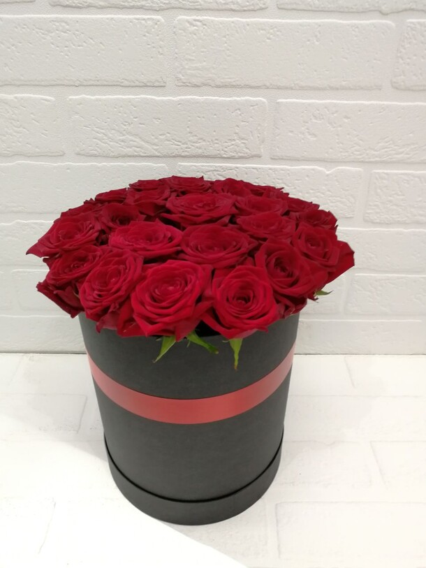 25 красных роз в коробке, артикул F21973 - 5400 рублей, доставка по городу. Flawery - доставка цветов