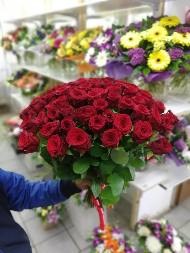 Букет из 51 красных роз, артикул F21976 - 8600 рублей, доставка по городу. Flawery - доставка цветов