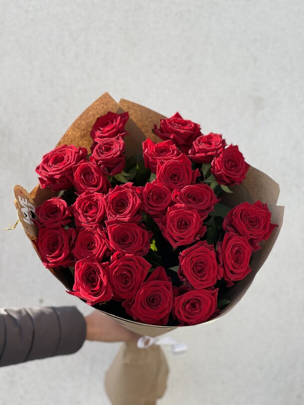 Букет из 25 красных роз, артикул F22034 - 4800 рублей, доставка по городу. Flawery - доставка цветов