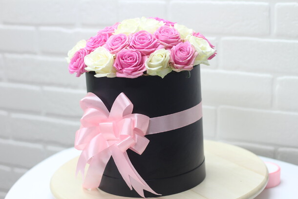 Коробка из 25 роз, артикул F22202 - 6100 рублей, доставка по городу. Flawery - доставка цветов