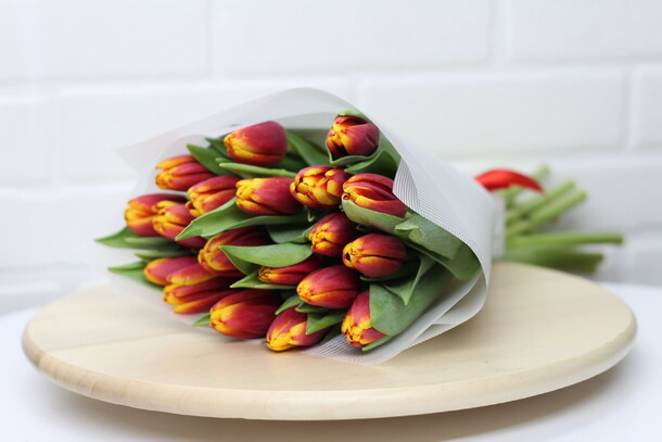 Букет из 19 тюльпанов, артикул F22209 - 4900 рублей, доставка по городу. Flawery - доставка цветов