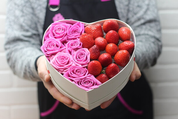 Супер подарок из роз и клубники!, артикул F22213 - 5600 рублей, доставка по городу. Flawery - доставка цветов