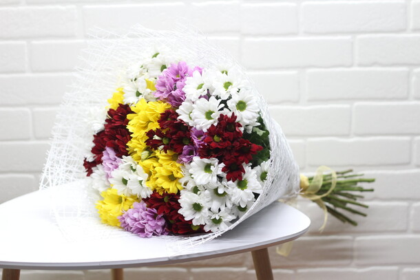 Букет из 19 кустовых хризантем, артикул F22217 - 7300 рублей, доставка по городу. Flawery - доставка цветов