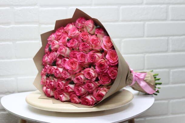 Букет из 51 розы, артикул F22225 - 9400 рублей, доставка по городу. Flawery - доставка цветов