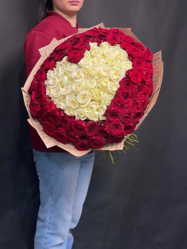 Букет из 101 розы в форме сердца, артикул F22228 - 19000 рублей, доставка по городу. Flawery - доставка цветов