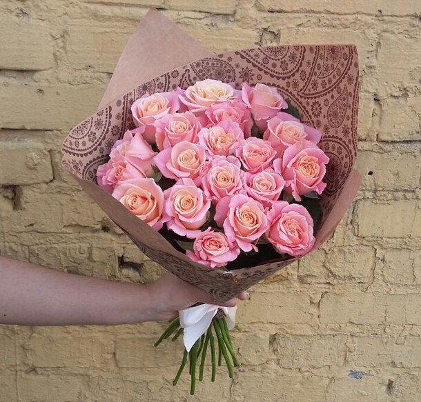 Букет из 19 персиковой розы, артикул F22241 - 5300 рублей, доставка по городу. Flawery - доставка цветов