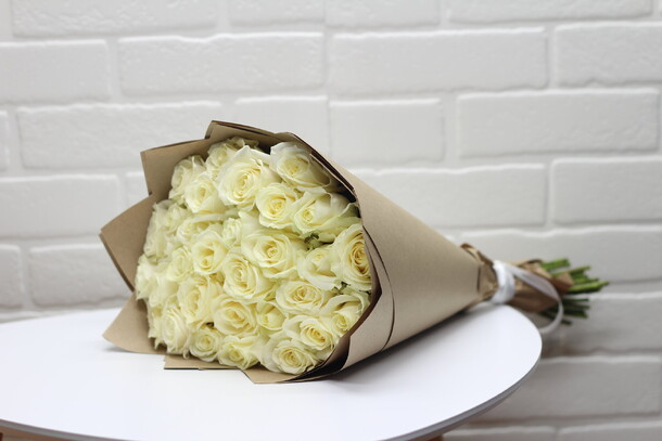 Букет из 29 белых роз, артикул F22244 - 6000 рублей, доставка по городу. Flawery - доставка цветов