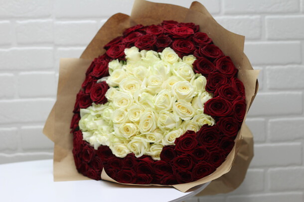 101 роза в форме сердца, артикул F22247 - 19000 рублей, доставка по городу. Flawery - доставка цветов