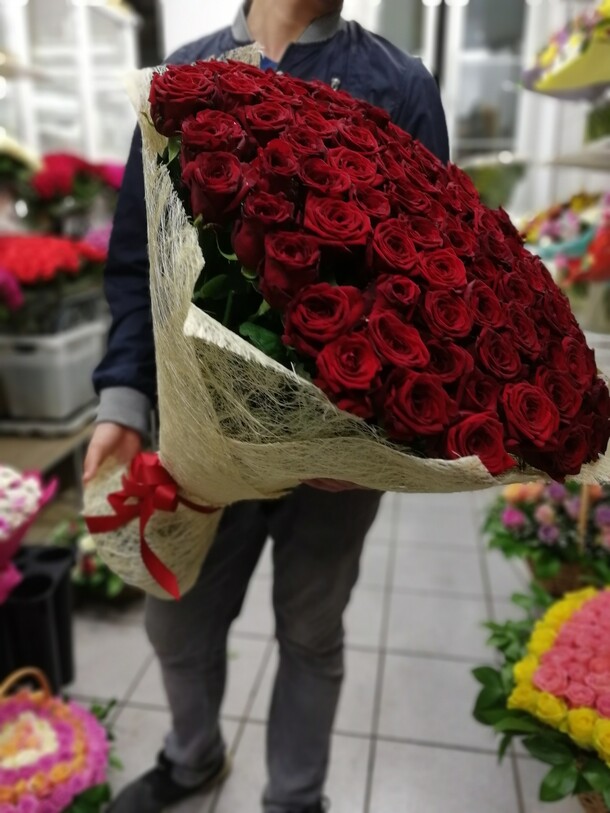 Букет из 151 красной розы, артикул F22705 - 26500 рублей, доставка по городу. Flawery - доставка цветов
