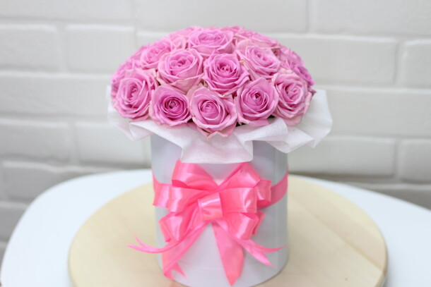 29 роз в белой коробке, артикул F22706 - 6100 рублей, доставка по городу. Flawery - доставка цветов