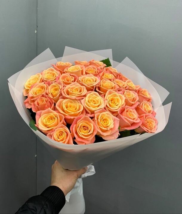 Букет из 29 персиковых роз, артикул F22708 - 7000 рублей, доставка по городу. Flawery - доставка цветов