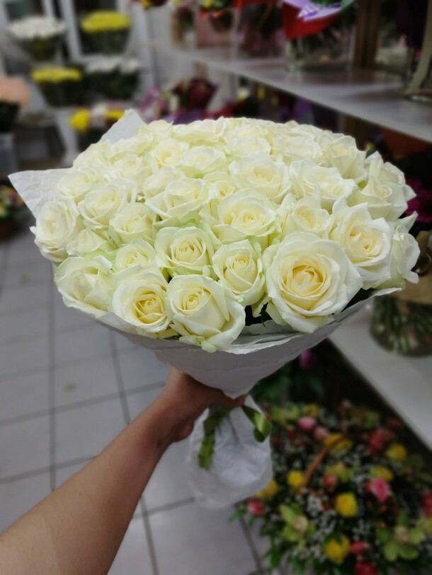 39 белых роз в крафт бумаге, артикул F22710 - 7400 рублей, доставка по городу. Flawery - доставка цветов