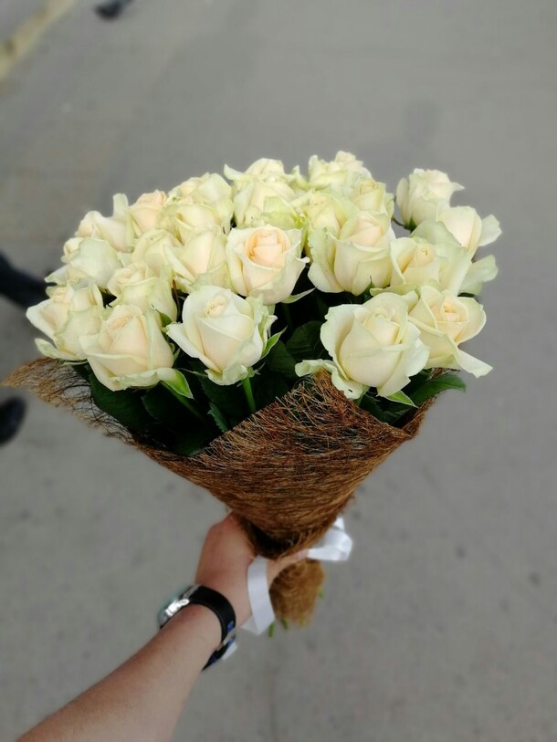 Букет из 21 белой розы, артикул F23392 - 4900 рублей, доставка по городу. Flawery - доставка цветов