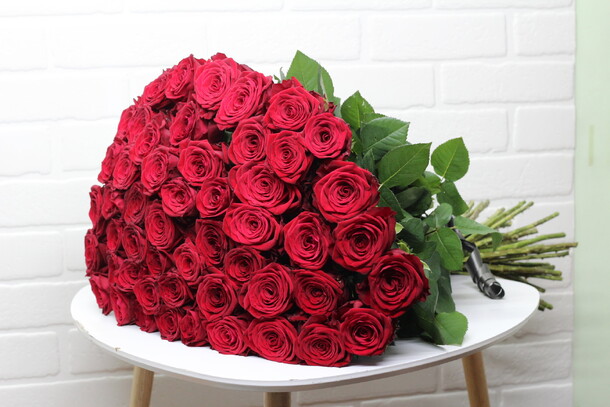 Букет из 101 розы, артикул F23395 - 16500 рублей, доставка по городу. Flawery - доставка цветов