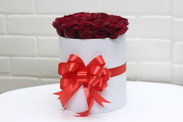 19 красных розы в коробке, артикул F23403 - 4800 рублей, доставка по городу. Flawery - доставка цветов