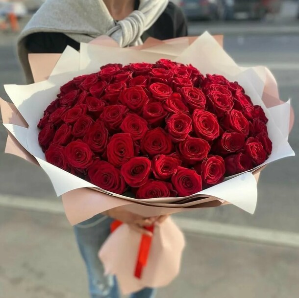 Букет из 61 розы ❤️, артикул F23406 - 10500 рублей, доставка по городу. Flawery - доставка цветов