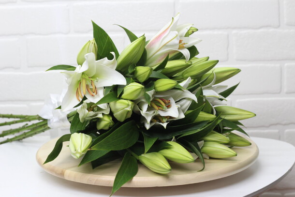 Букет из 9 лилии, артикул F23409 - 8600 рублей, доставка по городу. Flawery - доставка цветов