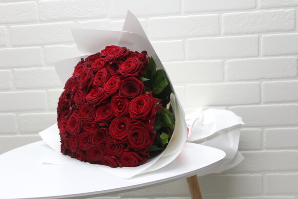 Букет из 51 красной розы, артикул F23410 - 7700 рублей, доставка по городу. Flawery - доставка цветов