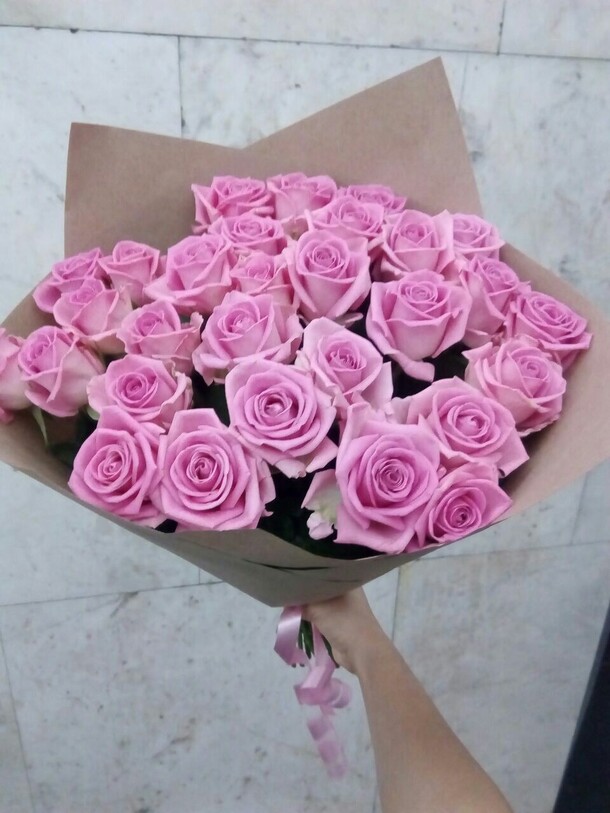 Букет из 29 роз в крафте, артикул F23411 - 6000 рублей, доставка по городу. Flawery - доставка цветов