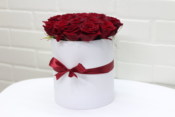 19 роз в шляпной коробке, артикул F23416 - 4800 рублей, доставка по городу. Flawery - доставка цветов