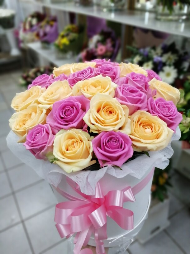 25 микс роз в шляпной коробке, артикул F23417 - 6100 рублей, доставка по городу. Flawery - доставка цветов