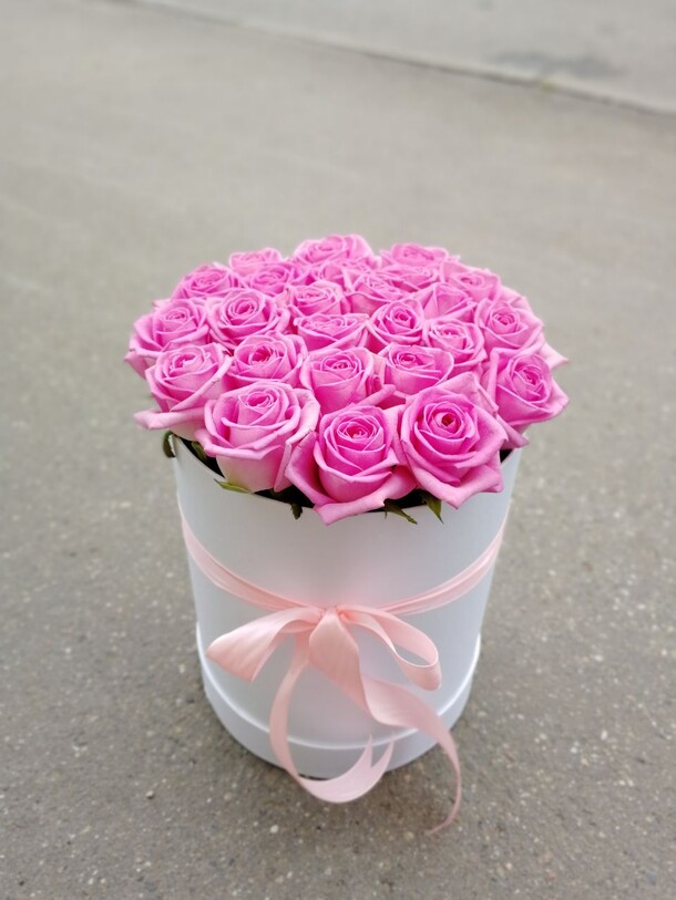 25 роз в шляпной коробке, артикул F23419 - 6100 рублей, доставка по городу. Flawery - доставка цветов