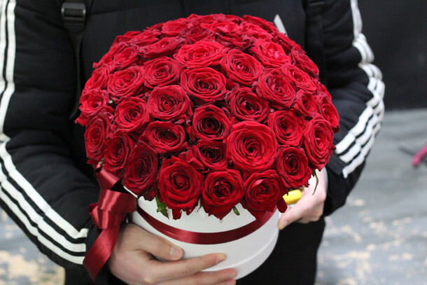 Букет из 35 роз в коробке, артикул F23420 - 6700 рублей, доставка по городу. Flawery - доставка цветов