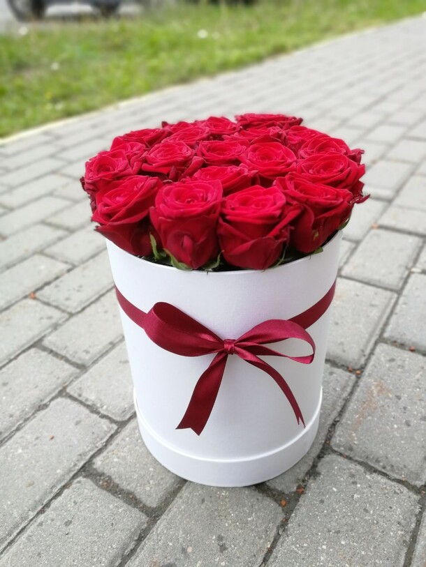 19 красных роз в коробке, артикул F23422 - 4800 рублей, доставка по городу. Flawery - доставка цветов