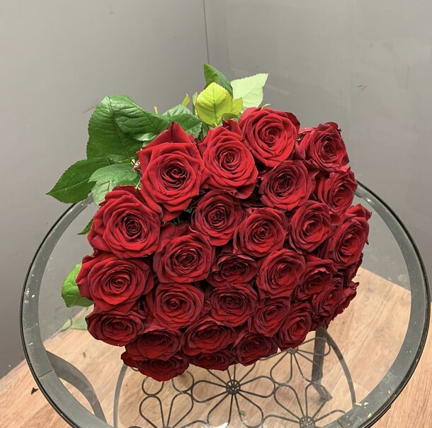 Букет из 29 роз красное сердечко ❤️, артикул F23425 - 5300 рублей, доставка по городу. Flawery - доставка цветов