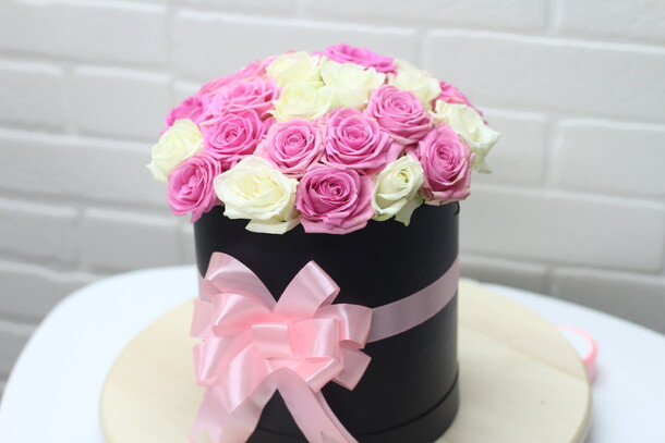 29 роз в коробке, артикул F23427 - 6800 рублей, доставка по городу. Flawery - доставка цветов