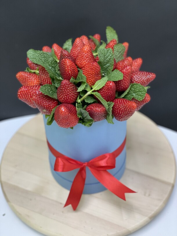 Букет из клубники в коробке с мятой, артикул F23430 - 4800 рублей, доставка по городу. Flawery - доставка цветов