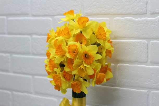 Букет из нарцисс, артикул F23432 - 6300 рублей, доставка по городу. Flawery - доставка цветов