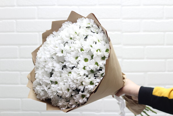 15 ромашковых хризантем в крафте, артикул F23436 - 6100 рублей, доставка по городу. Flawery - доставка цветов