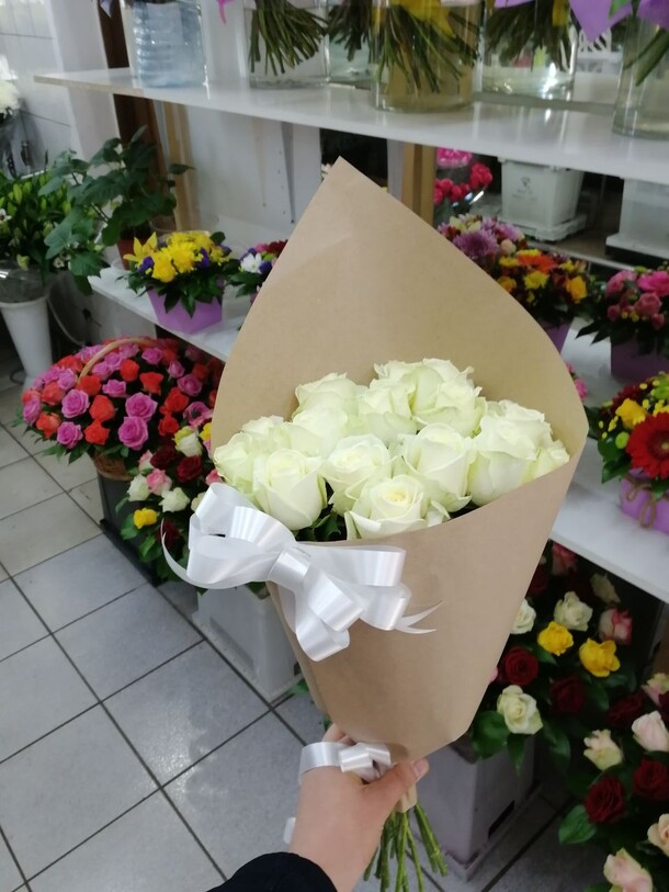 19 белых роз в крафте, артикул F23437 - 4700 рублей, доставка по городу. Flawery - доставка цветов